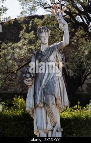 La statua allegorica dell'abbondanza in cima all'asse principale del Giardino di Boboli a Firenze. Foto Stock