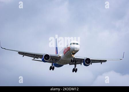 Jet2 G-LSAN Jet2 Holidays Boeing 757-2K2 atterrando all'aeroporto di Manchester. Foto Stock