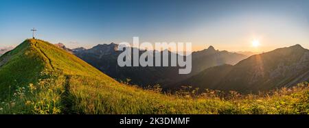 Bella escursione al tramonto dalla cima in montagna mentre escursioni a Vorarlberg, Austria Foto Stock