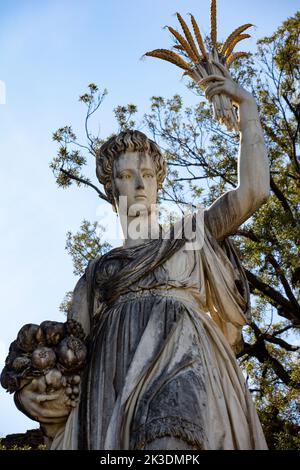 La statua allegorica dell'abbondanza in cima all'asse principale del Giardino di Boboli a Firenze. Foto Stock