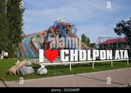 Cholpon-ATA, Kirghizistan — 17 settembre 2022: Cholpon-ATA è una città turistica sulla riva settentrionale del lago Issyk-Kul in con una popolazione di tutto l'anno Foto Stock