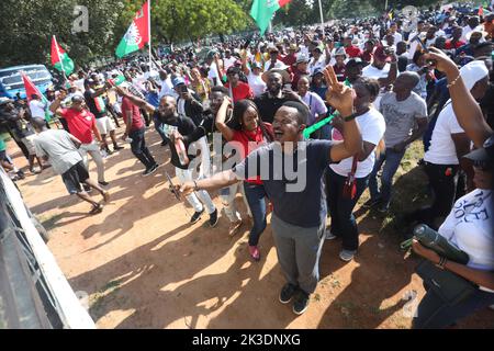 Abuja, Nigeria. Settembre 26th 2022. Migliaia di sostenitori del candidato presidenziale del Partito laburista (LP), Peter OBI, hanno organizzato una tranquilla passeggiata su un’autostrada nella capitale Abuja, in vista delle elezioni generali del 2023. Foto Stock