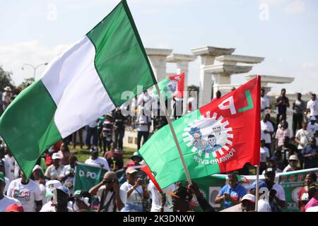 Abuja, Nigeria. Settembre 26th 2022. Migliaia di sostenitori del candidato presidenziale del Partito laburista (LP), Peter OBI, hanno organizzato una tranquilla passeggiata su un’autostrada nella capitale Abuja, in vista delle elezioni generali del 2023. Foto Stock