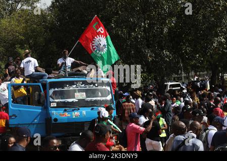 Abuja, Nigeria. Settembre 26th 2022. Migliaia di sostenitori del candidato presidenziale del Partito laburista (LP), Peter OBI, hanno organizzato una tranquilla passeggiata su un’autostrada nella capitale Abuja, in vista delle elezioni generali del 2023. Foto Stock