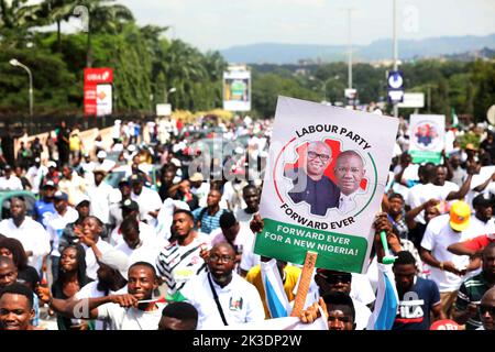 Abuja, Nigeria. Settembre 26th 2022. Migliaia di sostenitori del candidato presidenziale del Partito laburista (LP), Peter OBI, hanno organizzato una tranquilla passeggiata su un’autostrada nella capitale Abuja, in vista delle elezioni generali del 2023. Foto Stock