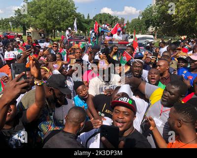 Abuja, Nigeria. Settembre 26th 2022. Migliaia di sostenitori del candidato presidenziale del Partito laburista (LP), Peter OBI, hanno organizzato una tranquilla passeggiata su un’autostrada nella capitale Abuja, in vista delle elezioni generali del 2023. Foto Stock