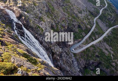 Trollstigen Mountain Road & Øvstestølbrua, Rauma, Møre og Romsdal, Norvegia. Foto Stock