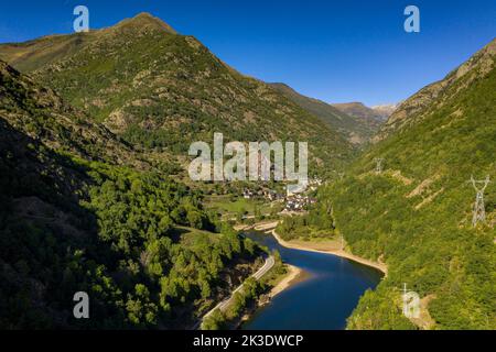 Veduta aerea del serbatoio e villaggio di Tavascan, nella valle di Cardós (Pallars Sobirà, Lleida, Catalogna, Spagna, Pirenei) Foto Stock
