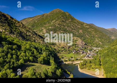 Veduta aerea del serbatoio e villaggio di Tavascan, nella valle di Cardós (Pallars Sobirà, Lleida, Catalogna, Spagna, Pirenei) Foto Stock