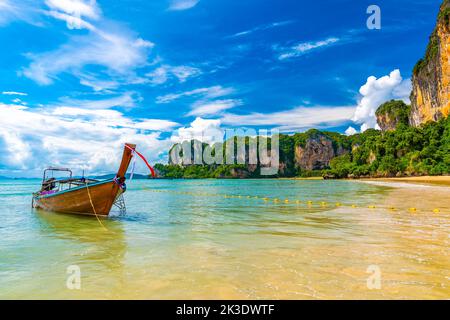 Singola barca a coda lunga sull'acqua alla famosa spiaggia di Railay nella città di Krabi, Thailandia. Immagine tipica della vacanza in Thailandia. Paradiso tropicale con mare puro Foto Stock