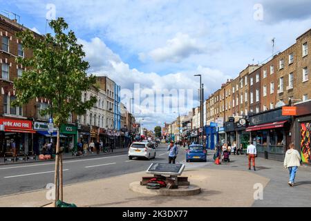 Guarda verso nord lungo Camden High Street da Mornington Crescent, Londra, Regno Unito Foto Stock
