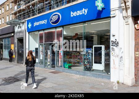 Stivali farmacia su Camden High Street, Londra, Regno Unito Foto Stock