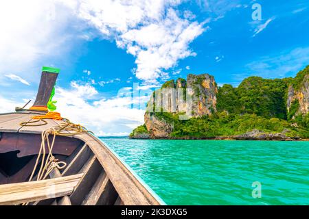 Vista dalla barca che va alla famosa spiaggia di Railay nella città di Krabi, Thailandia. Luogo preferito in Thailandia con mare puro, sabbia bianca e bella roccia calcarea Foto Stock