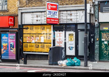 Strutture al dettaglio chiuse o da lasciare, Camden High Street, Londra, Regno Unito Foto Stock