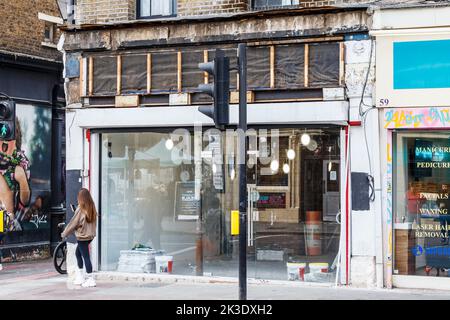 Strutture al dettaglio chiuse o da lasciare, Camden High Street, Londra, Regno Unito Foto Stock