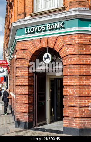 Una filiale della Lloyds Bank a Camden High Street, Londra, Regno Unito Foto Stock