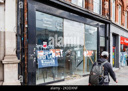 Strutture al dettaglio chiuse o da lasciare, Camden High Street, Londra, Regno Unito Foto Stock