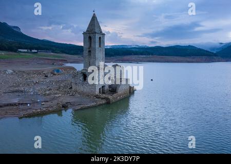 Campanile di Sau completamente esposto durante la siccità del 2022. Alba rossa nella palude (Osona, Barcellona, Catalogna, Spagna) ESP: Campanario de Sau Foto Stock