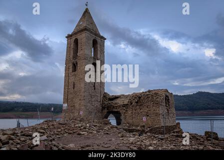 Campanile di Sau completamente esposto durante la siccità del 2022. Alba rossa nella palude (Osona, Barcellona, Catalogna, Spagna) ESP: Campanario de Sau Foto Stock