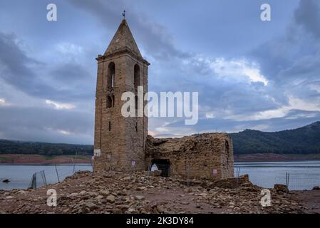 Campanile di Sau completamente esposto durante la siccità del 2022. Alba rossa nella palude (Osona, Barcellona, Catalogna, Spagna) ESP: Campanario de Sau Foto Stock