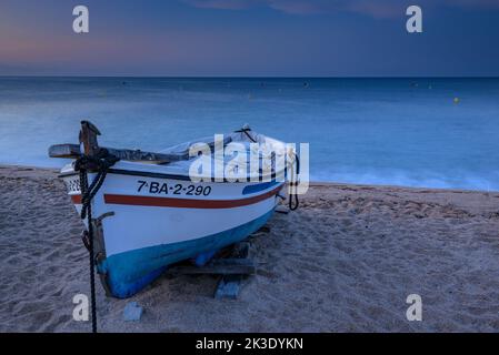 Ora blu e alba mattutina a Sant Pol de Mar con barche sulla spiaggia (Maresme, Barcellona, Catalogna, Spagna) ESP: Madrugada en Sant Pol de Mar España Foto Stock