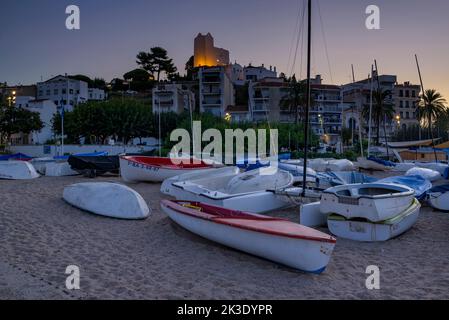 Ora blu e alba mattutina a Sant Pol de Mar con barche sulla spiaggia (Maresme, Barcellona, Catalogna, Spagna) ESP: Madrugada en Sant Pol de Mar España Foto Stock