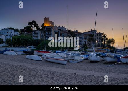 Ora blu e alba mattutina a Sant Pol de Mar con barche sulla spiaggia (Maresme, Barcellona, Catalogna, Spagna) ESP: Madrugada en Sant Pol de Mar España Foto Stock