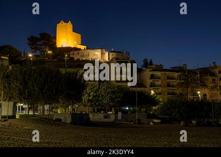 Ora e notte blu a Sant Pol de Mar e l'eremo di Sant Pau (Maresme, Barcellona, Catalogna, Spagna) ESP: Hora azul y noche en Sant Pol de Mar Foto Stock