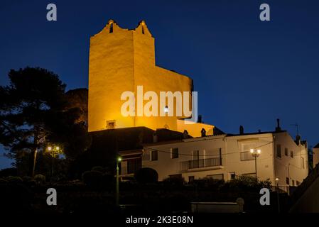 Ora e notte blu a Sant Pol de Mar e l'eremo di Sant Pau (Maresme, Barcellona, Catalogna, Spagna) ESP: Hora azul y noche en Sant Pol de Mar Foto Stock