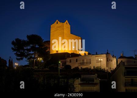 Ora e notte blu a Sant Pol de Mar e l'eremo di Sant Pau (Maresme, Barcellona, Catalogna, Spagna) ESP: Hora azul y noche en Sant Pol de Mar Foto Stock