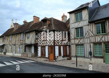 Edifici a graticcio a colonne in Rue Michel d'Ornano, Beuvron en Auge, Calvados, Normandia, Francia Foto Stock