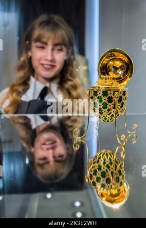 Londra, Regno Unito. 26 settembre 2022. Per l'UNICEF Children's Emergency Fund - da Octopussy, un uovo di prop dorato e arrugginito Swarovski di Asprey, nello stile di Fabergé (stima: £6.000-10.000) - per celebrare il 60th° anniversario dei film di James Bond, Christie's ed EON Productions stanno organizzando una vendita benefica, sessanta anni di James Bond, di cui 60 lotti. La vendita dal vivo (28th settembre) comprende veicoli, orologi, costumi e oggetti associati al film del 25th No Time To Die Six Lots offerto per celebrare ciascuno dei sei James Bond. La vendita online è aperta a James Bond Day su 5 Oc Foto Stock