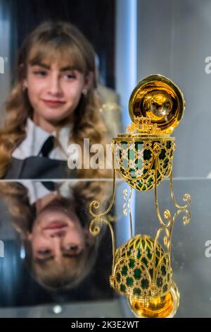 Londra, Regno Unito. 26 settembre 2022. Per l'UNICEF Children's Emergency Fund - da Octopussy, un uovo di prop dorato e arrugginito Swarovski di Asprey, nello stile di Fabergé (stima: £6.000-10.000) - per celebrare il 60th° anniversario dei film di James Bond, Christie's ed EON Productions stanno organizzando una vendita benefica, sessanta anni di James Bond, di cui 60 lotti. La vendita dal vivo (28th settembre) comprende veicoli, orologi, costumi e oggetti associati al film del 25th No Time To Die Six Lots offerto per celebrare ciascuno dei sei James Bond. La vendita online è aperta a James Bond Day su 5 Oc Foto Stock