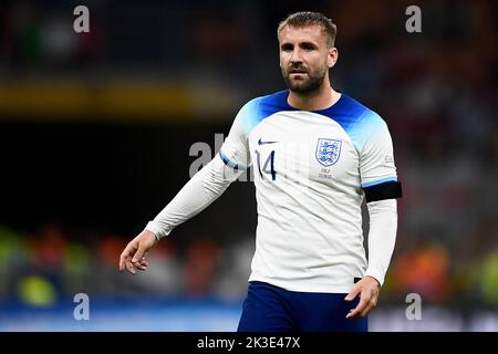 Milano, Italia. 23 settembre 2022. Luke Shaw of England guarda avanti durante la partita di calcio della UEFA Nations League tra Italia e Inghilterra. L'Italia ha vinto 1-0 su Enlgand. Credit: Nicolò campo/Alamy Live News Foto Stock