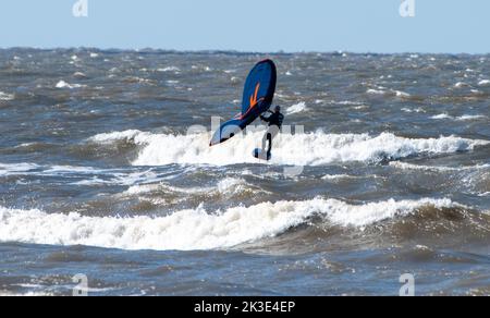 Morecambe, Lancashire, Regno Unito. 26th Set, 2022. Windsurf in una giornata di sole e fruscie a Morecambe, Lancashire. Credit: John Eveson/Alamy Live News Foto Stock