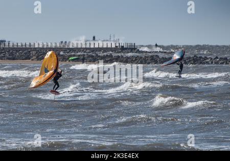 Morecambe, Lancashire, Regno Unito. 26th Set, 2022. Windsurf in una giornata di sole e fruscie a Morecambe, Lancashire. Credit: John Eveson/Alamy Live News Foto Stock