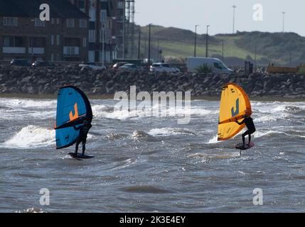 Morecambe, Lancashire, Regno Unito. 26th Set, 2022. Windsurf in una giornata di sole e fruscie a Morecambe, Lancashire. Credit: John Eveson/Alamy Live News Foto Stock