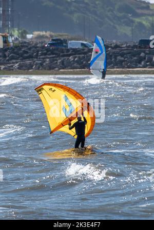 Morecambe, Lancashire, Regno Unito. 26th Set, 2022. Windsurf in una giornata di sole e fruscie a Morecambe, Lancashire. Credit: John Eveson/Alamy Live News Foto Stock