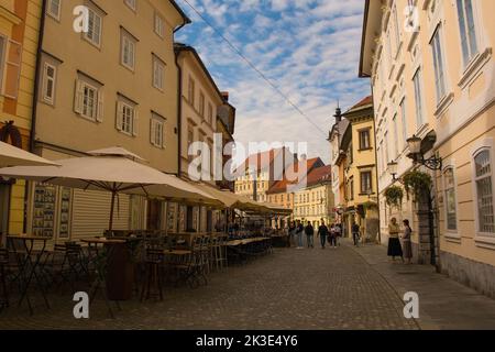 Lubiana, Slovenia - Settembre 4th 2022. Ciril-Metodov Trg, una strada pedonale nel centro di Lubiana, Slovenia, durante l'estate Foto Stock