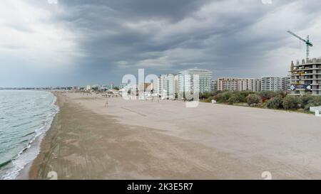 Spiaggia di Mamaia, Constanta, Romania - 17 settembre 2022 Vista in drone degli edifici dell'hotel in costruzione dalla società di sviluppo AXXIS Nova Resor Foto Stock