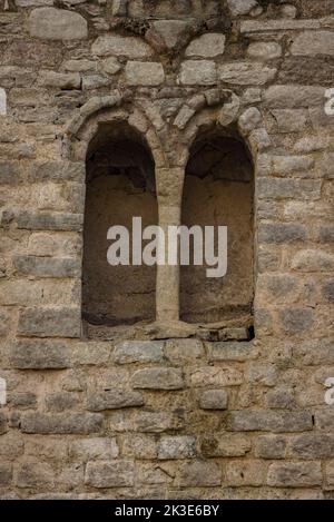 Dettagli del campanile di Sau e la chiesa di solito coperto da acqua dal serbatoio di Sau, completamente esposto durante la siccità del 2022. Osona, Spagna Foto Stock