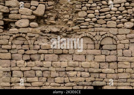 Dettagli del campanile di Sau e la chiesa di solito coperto da acqua dal serbatoio di Sau, completamente esposto durante la siccità del 2022. Osona, Spagna Foto Stock