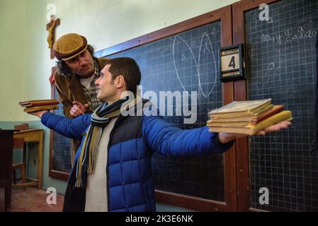 Visita drammatizzata a Colònia Vidal. Vecchia scuola e campione delle punizioni con un visitatore che in precedenza sono stati applicati ai bambini, Puig-reig, Spagna Foto Stock