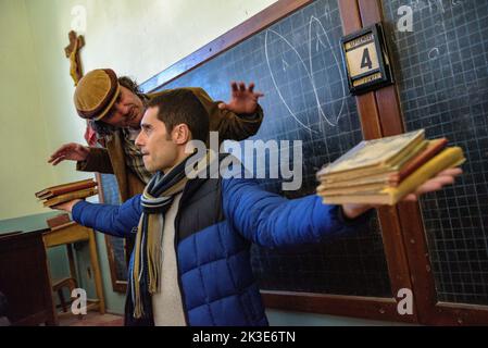 Visita drammatizzata a Colònia Vidal. Vecchia scuola e campione delle punizioni con un visitatore che in precedenza sono stati applicati ai bambini, Puig-reig, Spagna Foto Stock