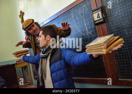 Visita drammatizzata a Colònia Vidal. Vecchia scuola e campione delle punizioni con un visitatore che in precedenza sono stati applicati ai bambini, Puig-reig, Spagna Foto Stock