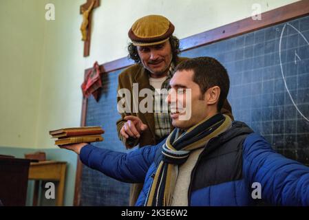 Visita drammatizzata a Colònia Vidal. Vecchia scuola e campione delle punizioni con un visitatore che in precedenza sono stati applicati ai bambini, Puig-reig, Spagna Foto Stock