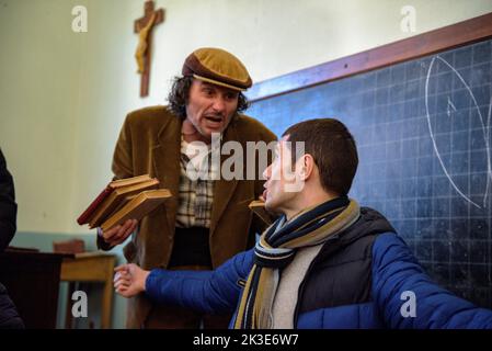 Visita drammatizzata a Colònia Vidal. Vecchia scuola e campione delle punizioni con un visitatore che in precedenza sono stati applicati ai bambini, Puig-reig, Spagna Foto Stock