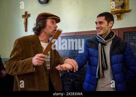 Visita drammatizzata a Colònia Vidal. Vecchia scuola e campione delle punizioni con un visitatore che in precedenza sono stati applicati ai bambini, Puig-reig, Spagna Foto Stock