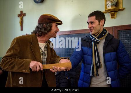 Visita drammatizzata a Colònia Vidal. Vecchia scuola e campione delle punizioni con un visitatore che in precedenza sono stati applicati ai bambini, Puig-reig, Spagna Foto Stock