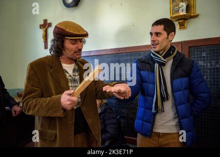 Visita drammatizzata a Colònia Vidal. Vecchia scuola e campione delle punizioni con un visitatore che in precedenza sono stati applicati ai bambini, Puig-reig, Spagna Foto Stock